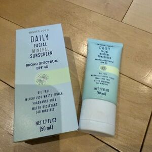 Daily Facial Mineral Sunscreen SPF 40 - Blue and White